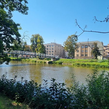 Prostorny Byt V Centru U Reky, 2 Loznice, Balkon Hradec Králové Esterno foto