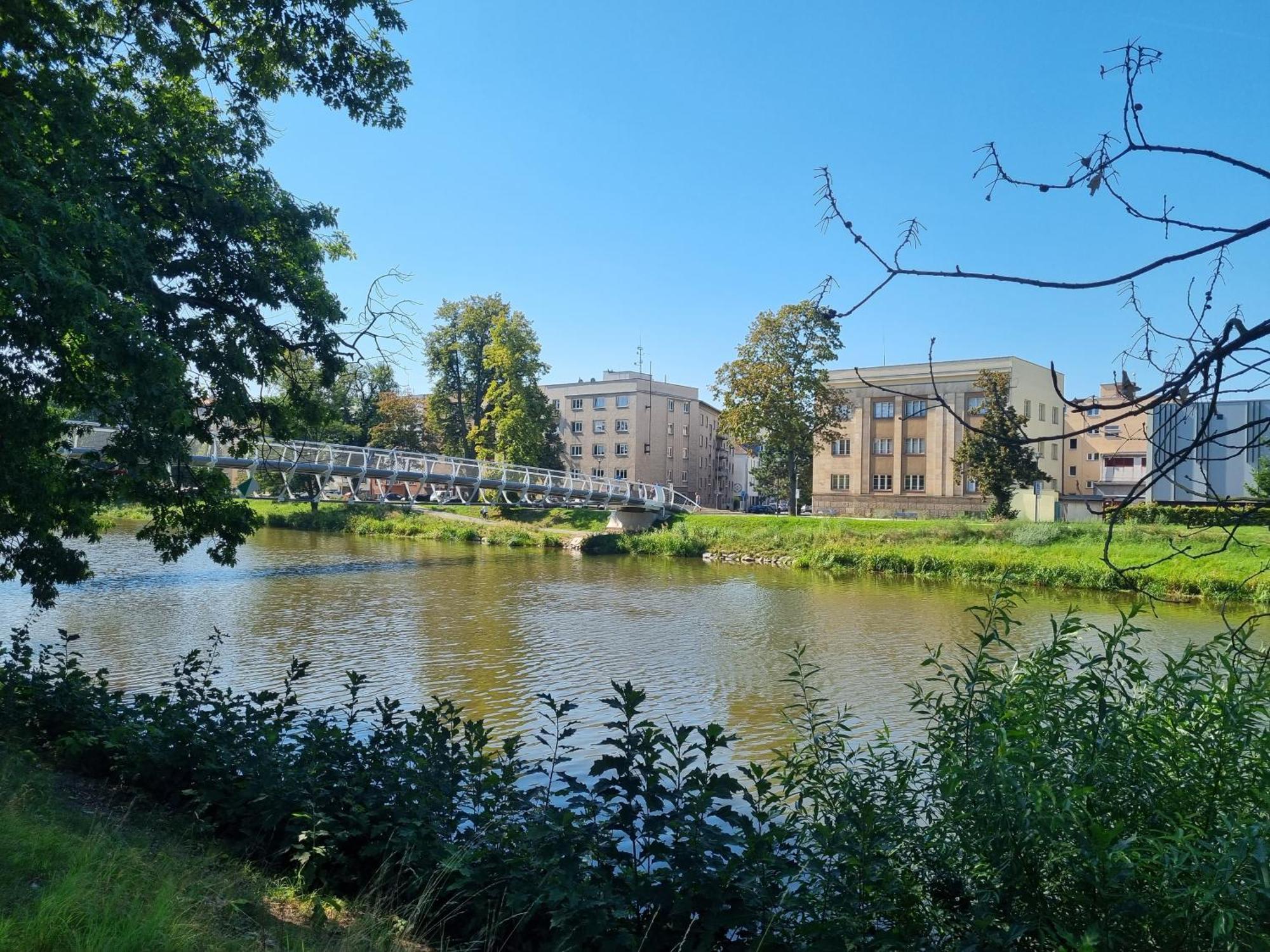 Prostorny Byt V Centru U Reky, 2 Loznice, Balkon Hradec Králové Esterno foto