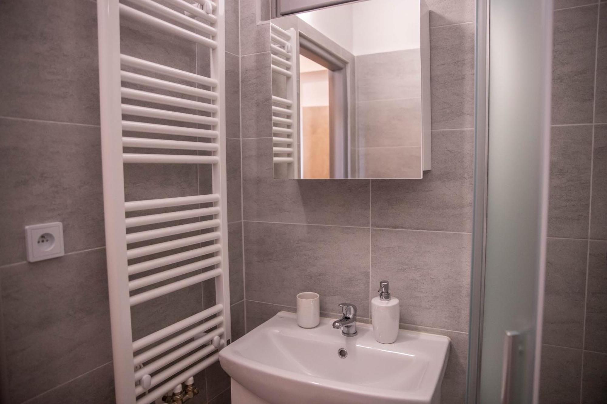 Prostorny Byt V Centru U Reky, 2 Loznice, Balkon Hradec Králové Esterno foto