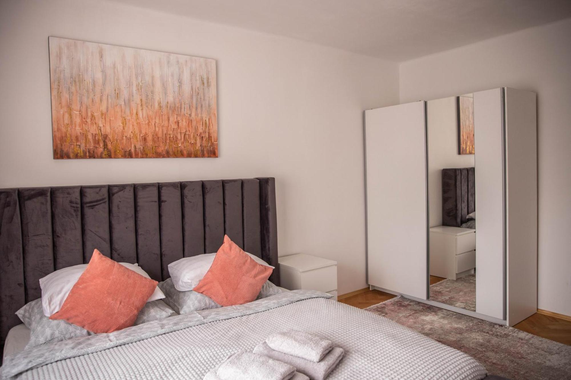 Prostorny Byt V Centru U Reky, 2 Loznice, Balkon Hradec Králové Esterno foto
