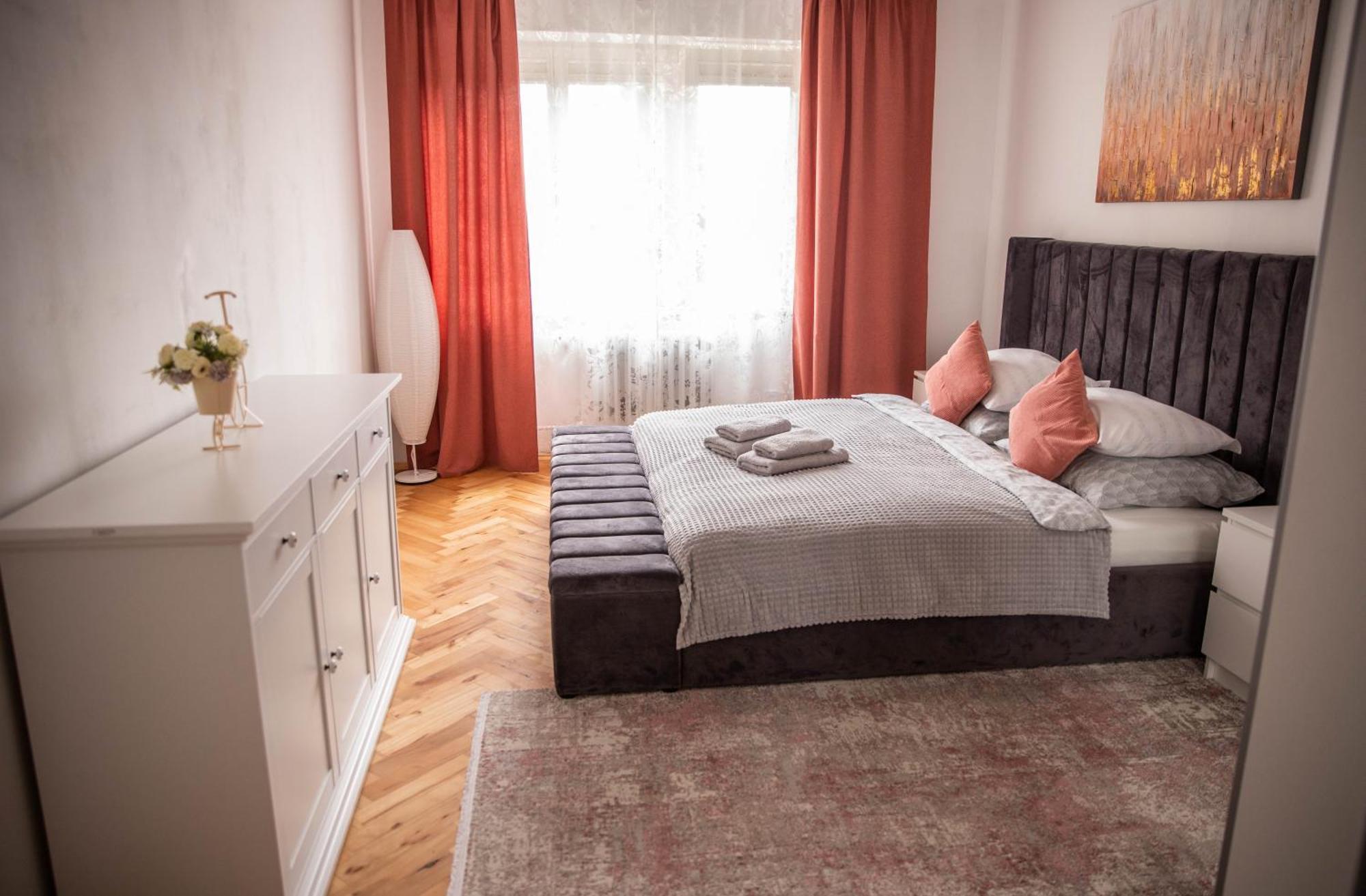 Prostorny Byt V Centru U Reky, 2 Loznice, Balkon Hradec Králové Esterno foto