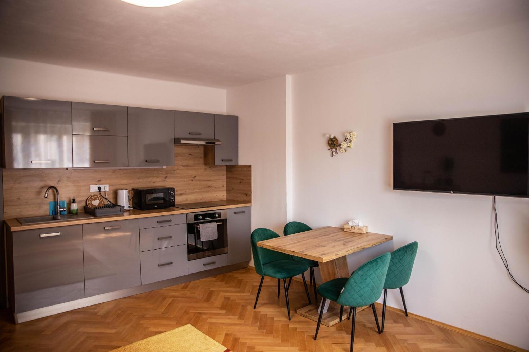 Prostorny Byt V Centru U Reky, 2 Loznice, Balkon Hradec Králové Esterno foto