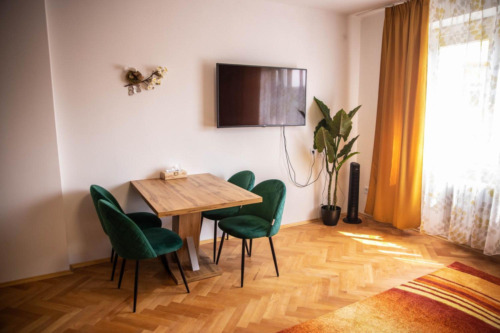 Prostorny Byt V Centru U Reky, 2 Loznice, Balkon Hradec Králové Esterno foto