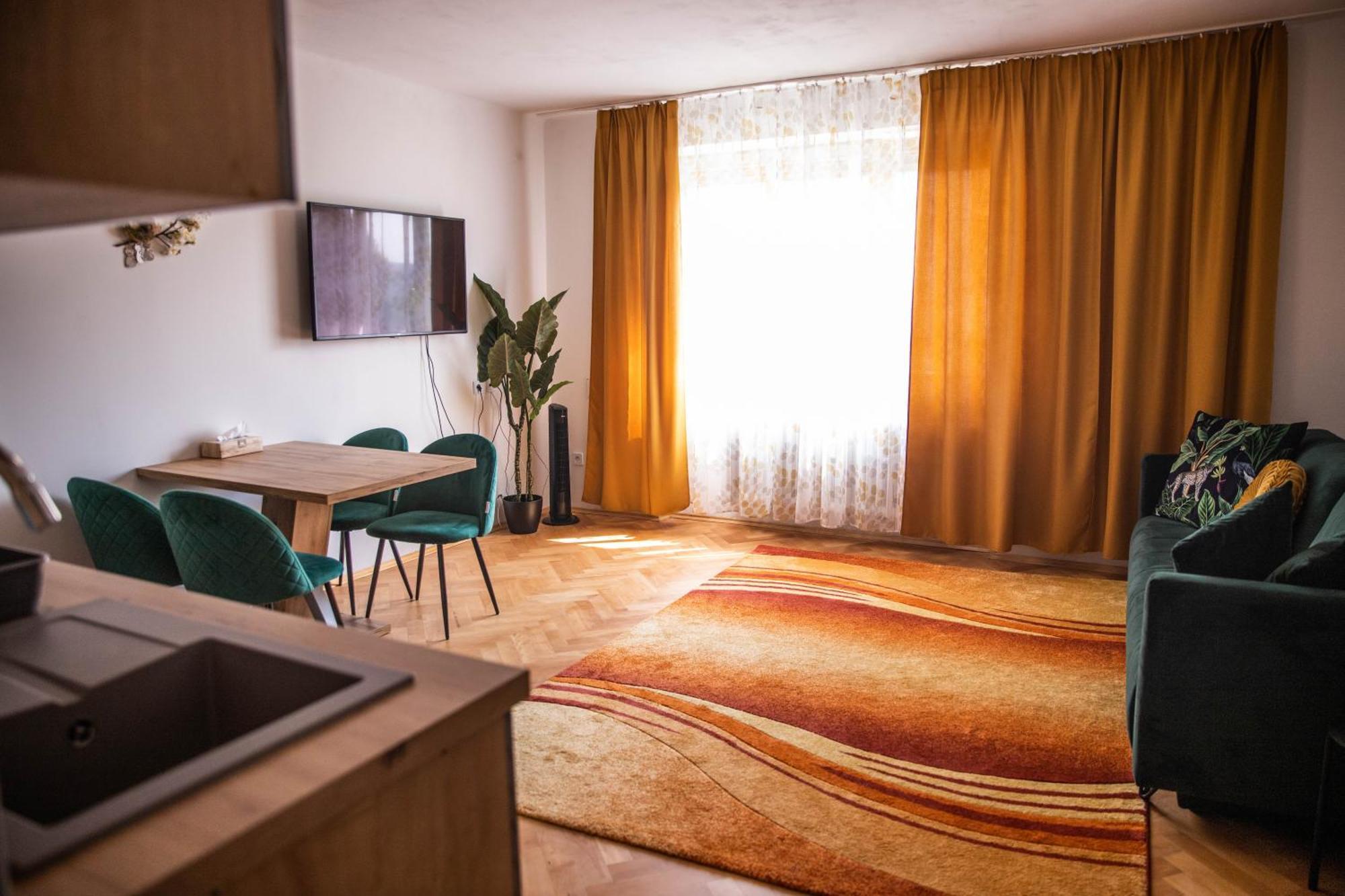 Prostorny Byt V Centru U Reky, 2 Loznice, Balkon Hradec Králové Esterno foto