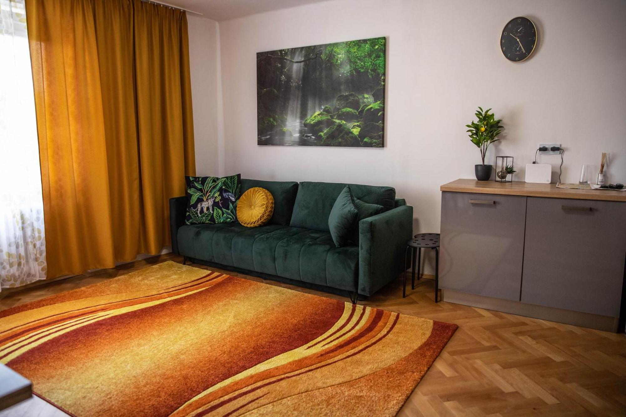 Prostorny Byt V Centru U Reky, 2 Loznice, Balkon Hradec Králové Esterno foto